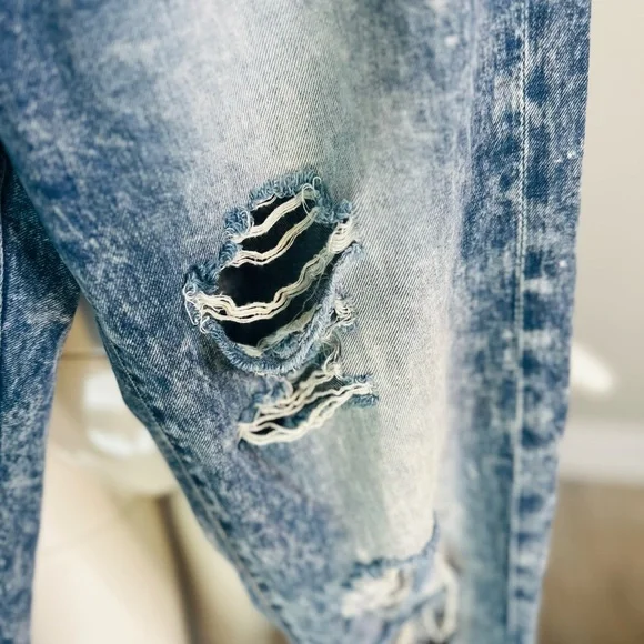 BlankNYC Acid Wash Jeans - Picture 5 of 8
